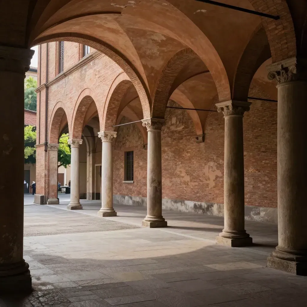 Arcate di Bologna e piazza vuota in luce calda, con spazio calmo per il testo.